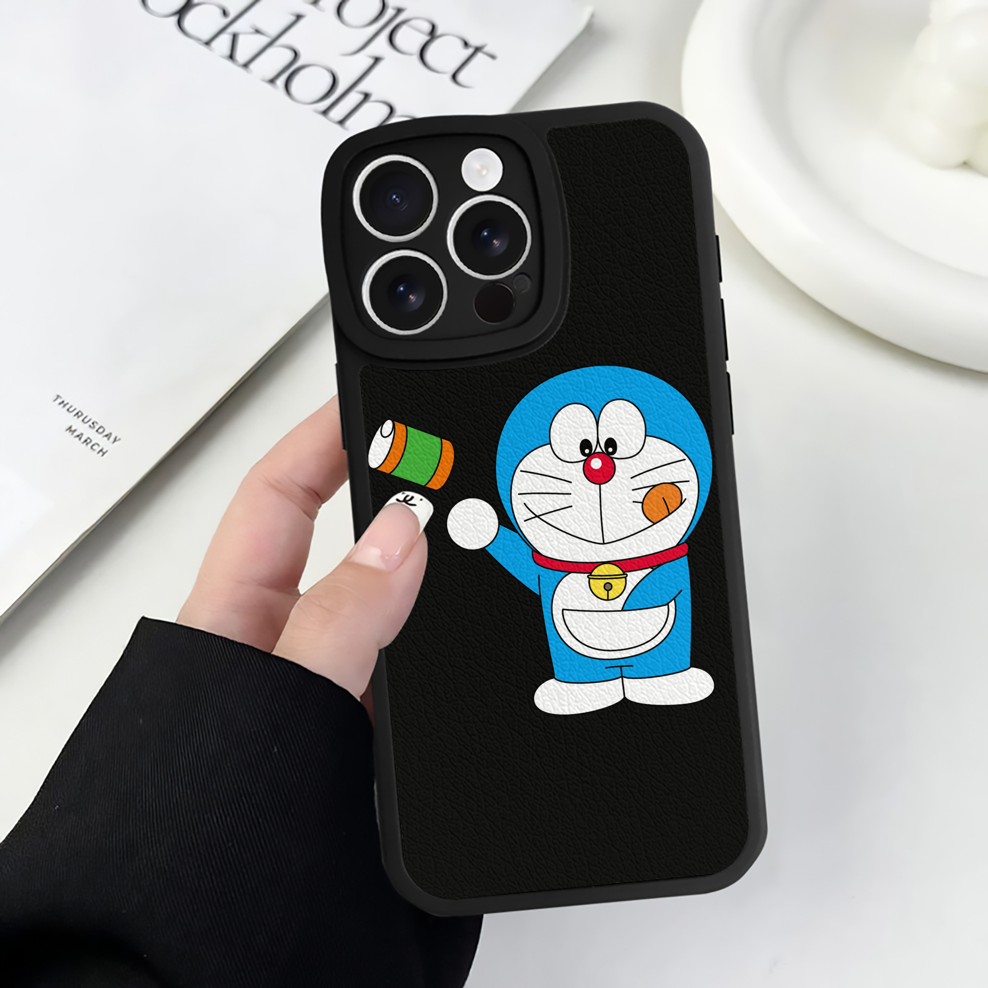 （画像用） ドラえもん Doraemon 【iPhone 16シリーズ対応】シリコンスマホケース（レザー調） 材質：シリコン